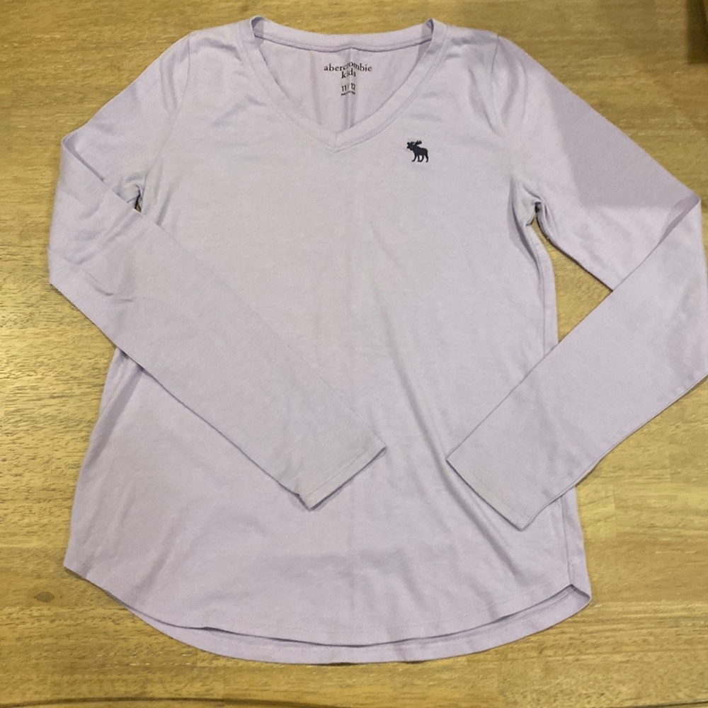 Abercrombie kids EUC long sleeve tee with v neck and logo